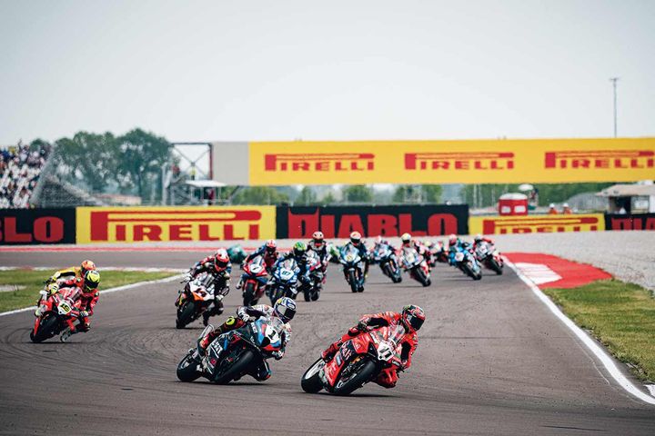 市販車ベースのスーパーバイク世界選手権で、ピレリは’04 年から単一タイヤサプライヤーを務め、市販のディアブロ・スーパーバイクと基本性能が共通化されたスリックタイヤを供給してきた