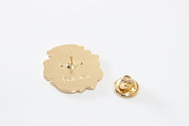 セボンスター メタルピンバッジ セリア 裏面