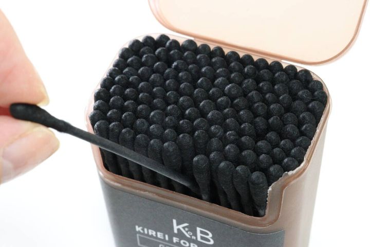 セリアの綿棒（130本入）黒から綿棒を取り出す