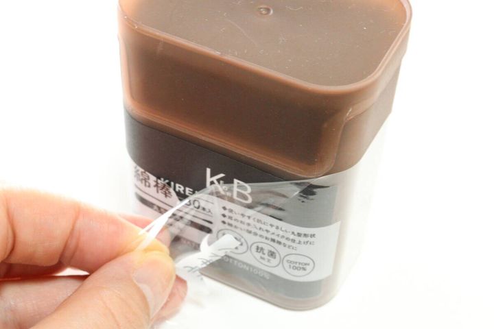 セリアの綿棒（130本入）黒のフィルムをはがす
