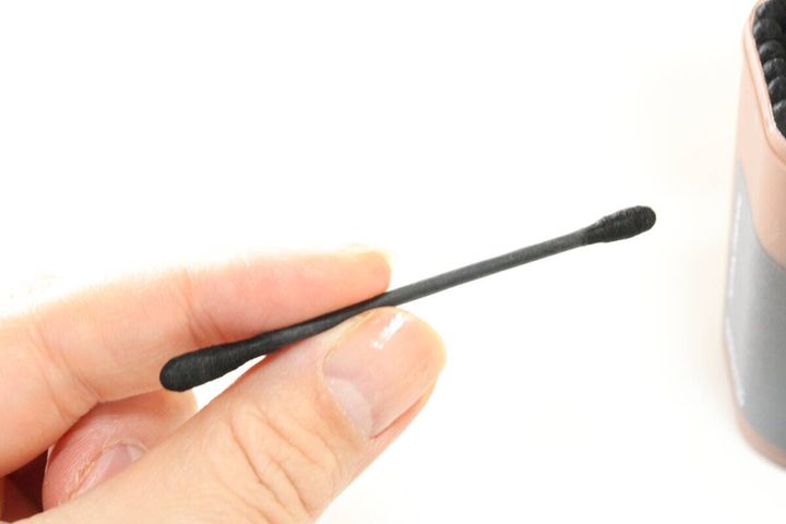セリアの綿棒（130本入）黒の使いやすい綿棒
