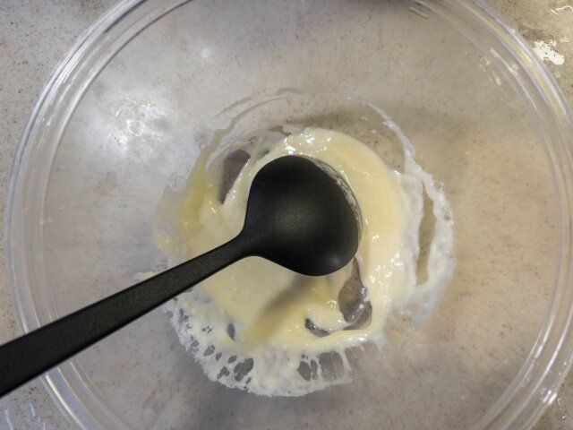 大きめのボウルにマヨネーズ・レモン汁・オリーブオイルを加えて混ぜ合わせます。