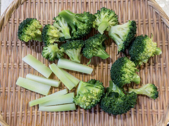 ブロッコリーは小房に分け、茎の部分は厚く皮を剥き、棒状にカットして、たっぷりのお湯に塩を加え、2分半（お好みの固さに）茹でてザルにとり、冷ましておきます。