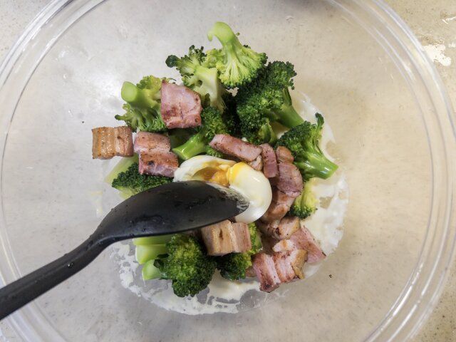 ボウルに半熟卵を1個入れ、卵を崩しながら和えます。