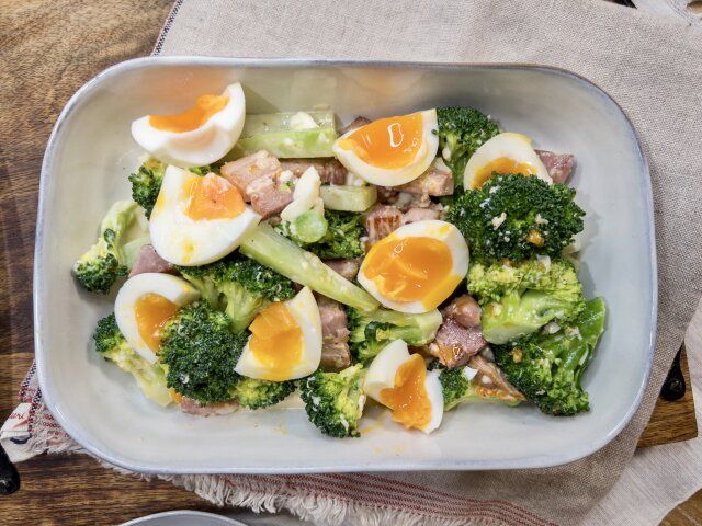 サラダを器に盛り付け、カットした半熟卵を乗せたら、完成