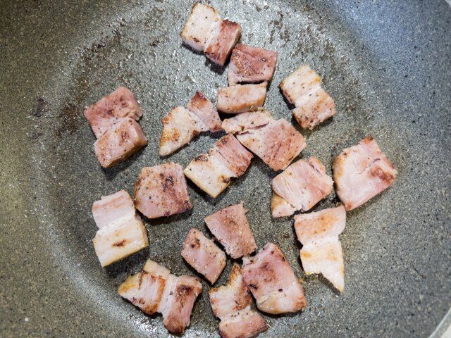 熱したフライパンにオリーブオイルをひいて、ベーコンを入れて焼き色が付くまで両面焼き付け、岩塩・黒胡椒をひいて味を整えます。