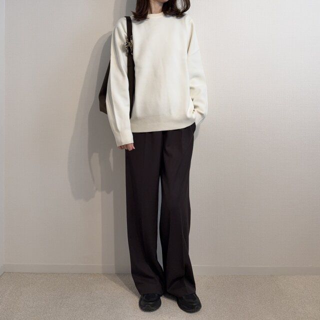 ユニクロウォッシャブルミラノリブクルーネックセーターとブラウンパンツコーデ