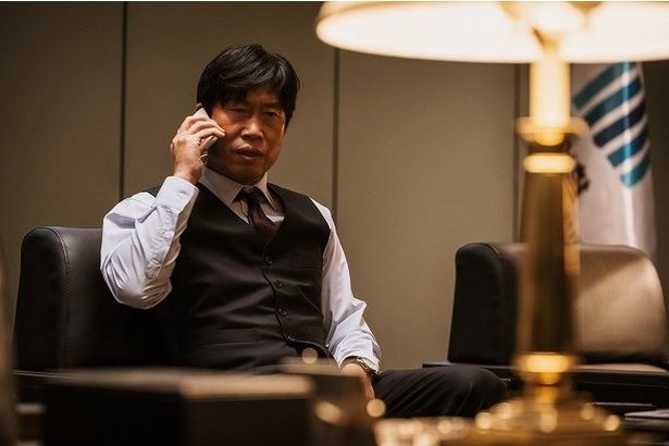 『YADANG／ヤダン』で野心を燃やす検事、ク・グァニ(ユ・ヘジン) [c] 2025 PLUS M ENTERTAINMENT AND HIVE MEDIA CORP, ALL RIGHTS RESERVED.