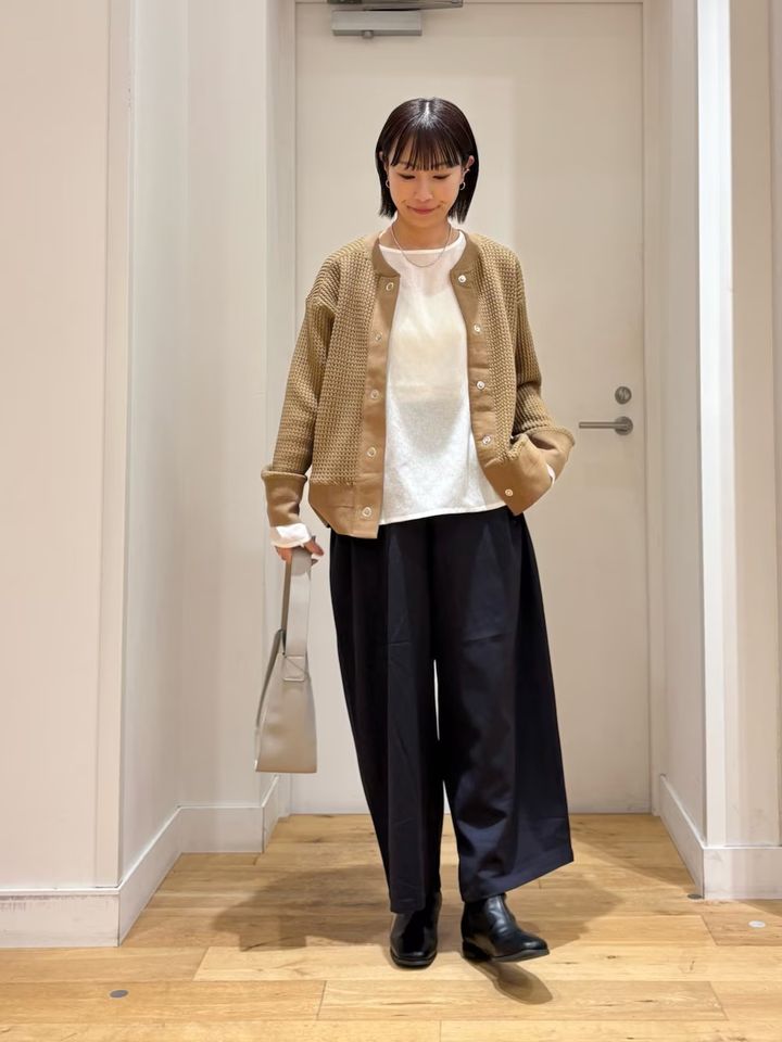 9分丈のワイドパンツで足もとすっきり