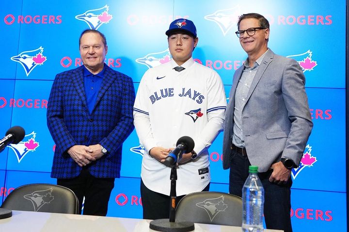 ブルージェイズに入団した岡本和真（写真中央）（C）ロイター