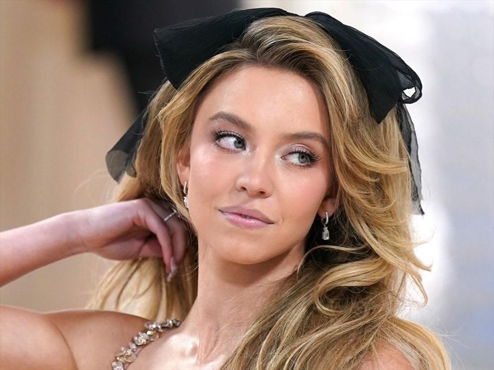 シドニー・スウィーニー、黄金に輝くボディを披露 （C）AFLO width=