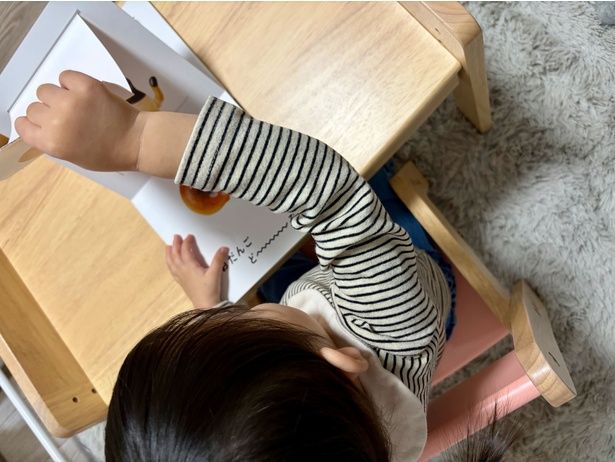  再度椅子を出すと一人で座って絵本を楽しんでいます。