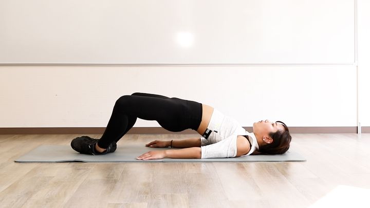 フロッグリフトのやり方の写真2_その状態で、お尻を持ち上げる