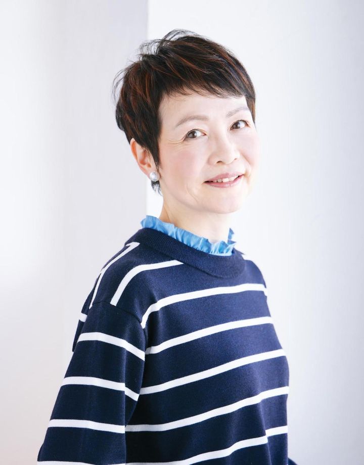 シャツ地ドッキングニット2万3100円／ヒューマン ウーマン イヤリング9900円／アビステ