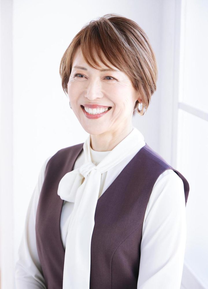 ブラウス1万4300円、オールインワン2万9700円／ともにニューヨーカー（ダイドーフォワード） イヤリング8800円／アビステ