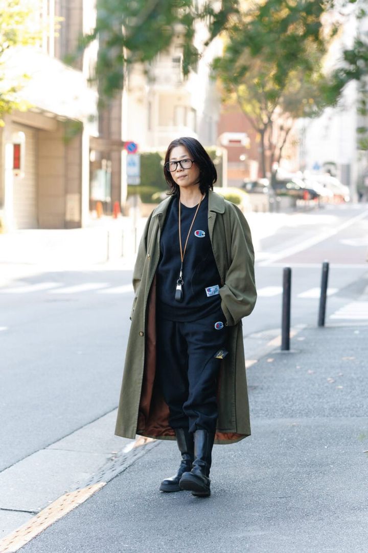 コート／エルメス、トップス、パンツ／ともにアンダーカバー×チャンピオン、 靴／ファーフェッチで購入、キーコード／ノンネイティブ、メガネ／マルジェラ×ジェントルモンスター（すべて私物）