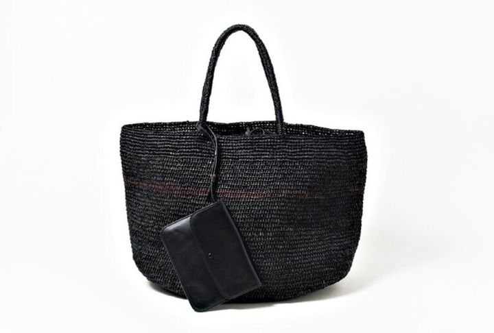 冬の着こなしに軽さを演出するカゴバッグ