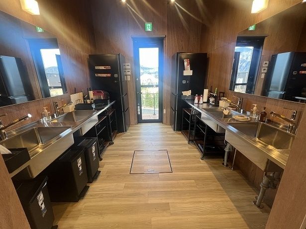 2つのドームの真ん中に水場が集まっている