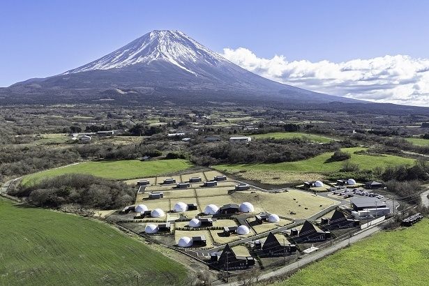 富士山が目の前に見える広大な敷地にある「グランピングB&V富士山河口湖」