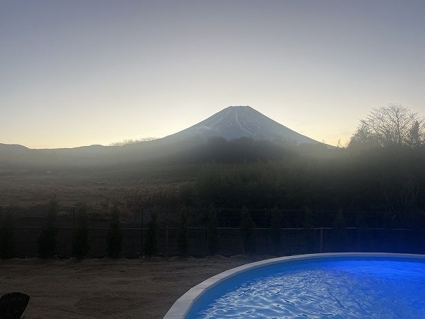 夜でもプールには入れるが、景色が楽しめる朝のほうがおすすめ