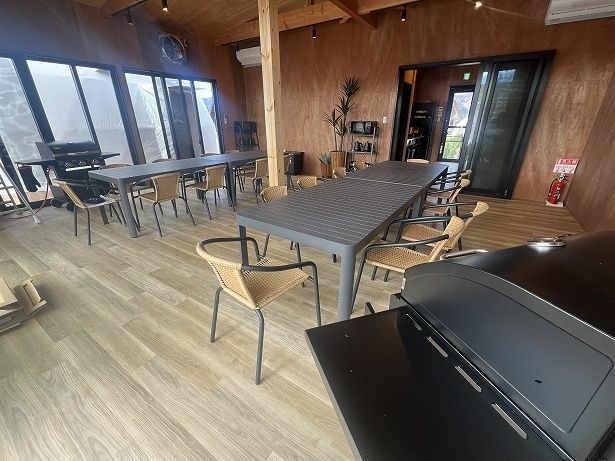 食事は全員一緒に食べられるスペースがある