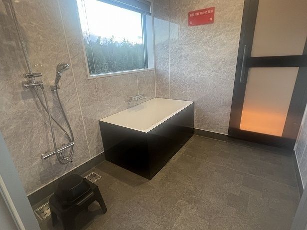 浴室からサウナに続くような造りで、浴室の窓からも富士山が見える