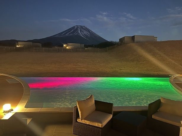 夜は鮮やかな光で彩られるプールもある