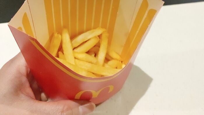 食べきれなかったマックのポテトを「袋ナシ」で持ち帰る裏ワザ。やってみたら…意外と便利じゃん♪
