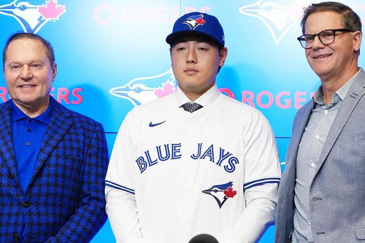 ブルージェイズの岡本和真（写真中央）（C）ロイター