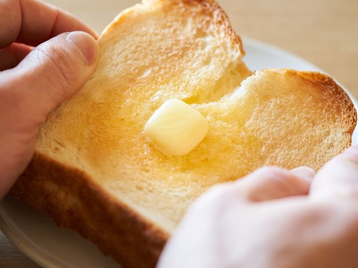 【管理栄養士が回答】「朝はパン派」の人も多いと思いますが、パンは種類によっては太りやすい食べ物の1つです。ダイエット中に避けるべきパンとその理由を回答します。（※画像：amanaimages）