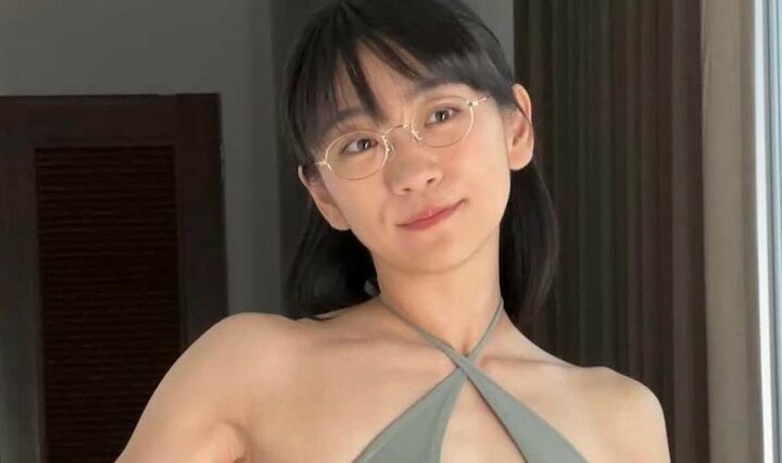 【写真・画像】10年ぶりのグラビア復帰が話題・時東ぁみ（38）、胸元大胆デザイン水着姿に驚きの声「胸のところがメガネやん」 1枚目