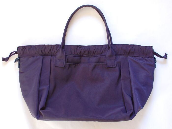 【ユニクロ:シー】カタチが可愛い！と大好評。さらに軽くて収納力もバツグン。今年の相棒バッグはこれに決定♡