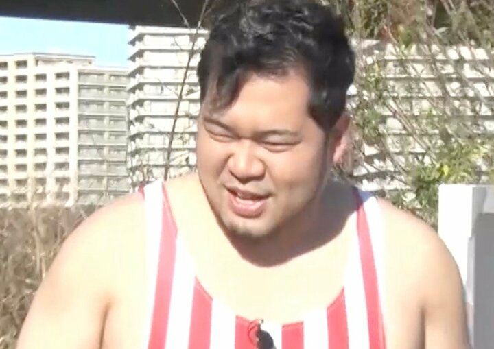 【写真・画像】人気芸人、極寒の中で衝撃的な水着姿に…「マジで寒い」と上着を借りるも「本当の変態」の声 1枚目