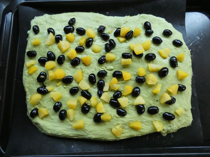 一次発酵までホームベーカリーにおまかせ！「黒豆と栗の抹茶パン」