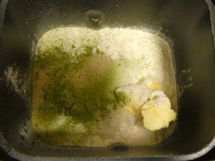 一次発酵までホームベーカリーにおまかせ！「黒豆と栗の抹茶パン」