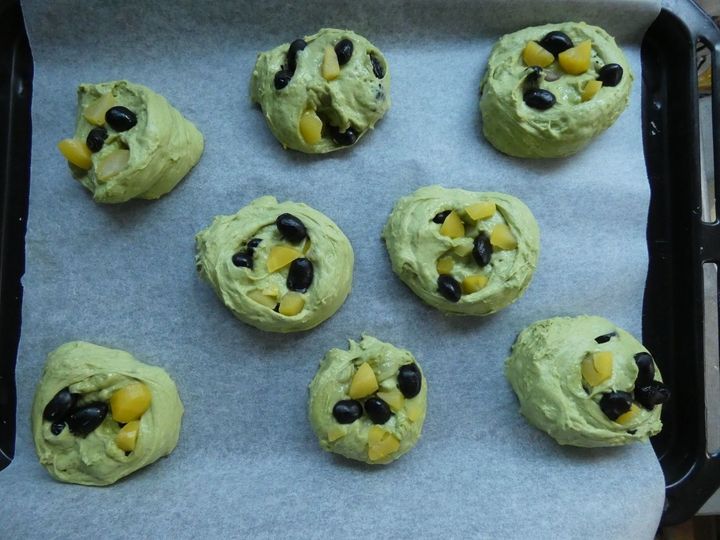 一次発酵までホームベーカリーにおまかせ！「黒豆と栗の抹茶パン」