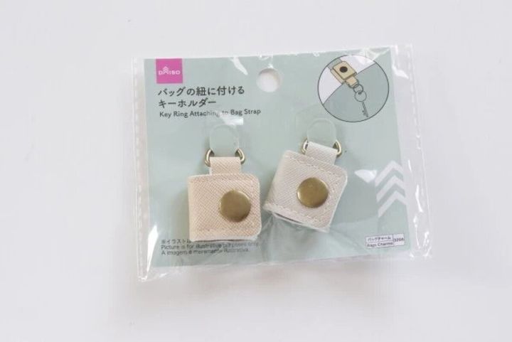 ダイソー バッグの紐に付けるキーホルダー パッケージ