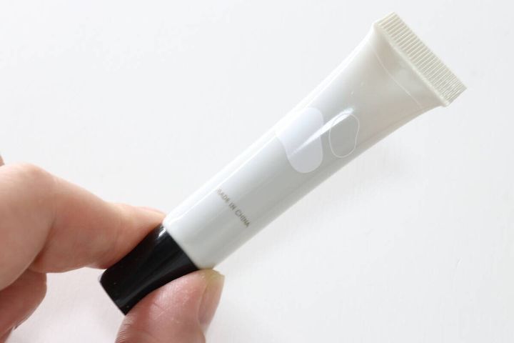 ダイソーの3Dチューブジェルのグレージュ