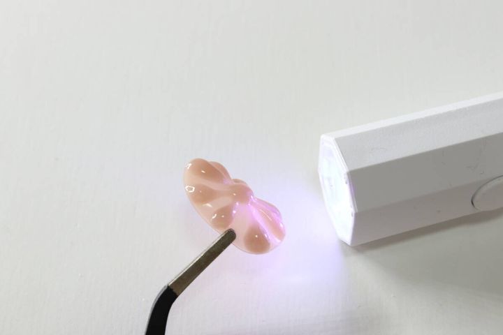 ダイソーの3DチューブジェルはUV・LEDライトで硬化する