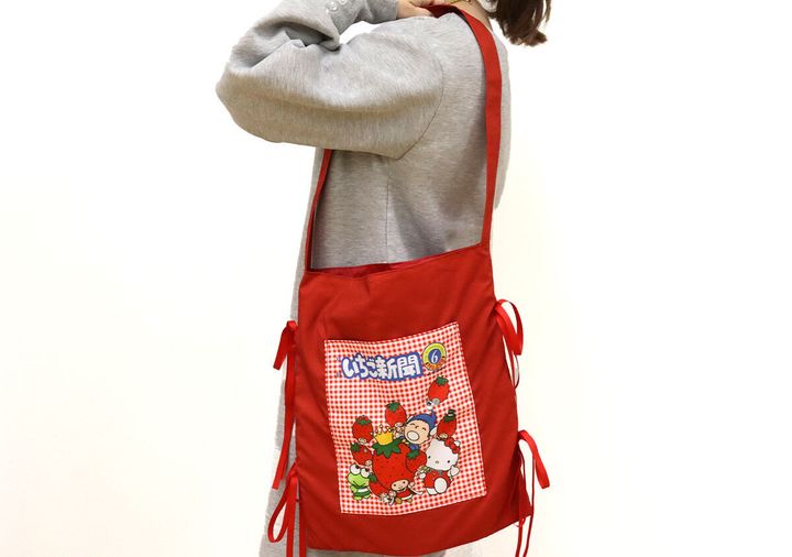 サンリオいちご新聞がすっぽり入るトートバッグ着用例