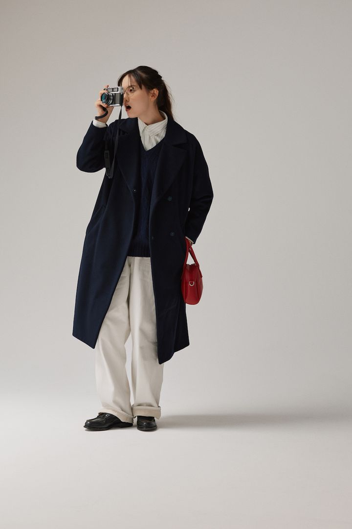 黒のロングコートを軽快に着るには！白のデニムパンツを相棒に【FUDGE FRIEND おしゃれさんの毎日コーディネート vol.639｜うさみ】
