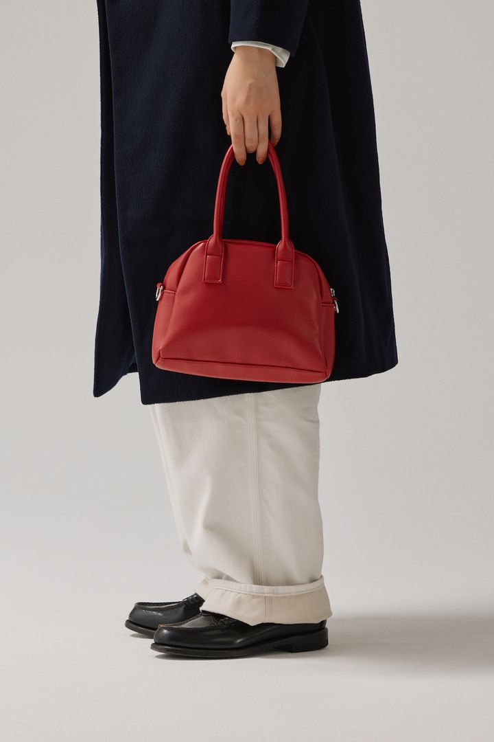 黒のロングコートを軽快に着るには！白のデニムパンツを相棒に【FUDGE FRIEND おしゃれさんの毎日コーディネート vol.639｜うさみ】