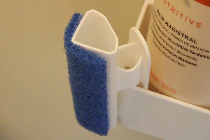 ダイソーの保管しやすい角の極み 浴室ブラシ 防カビ剤入り