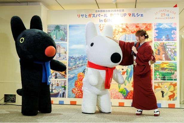 初対面のリサとガスパールに興味津々。思わず手を伸ばしてスキンシップを図る場面も