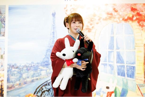 【写真】リサとガスパールのぬいぐるみを抱いてニッコリする中川翔子さん