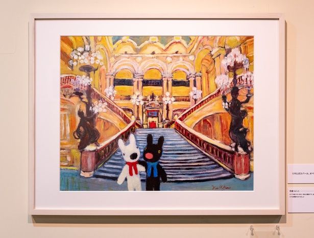 パリ・オペラ座(ガルニエ宮)の大階段に立つ二人を描いた新作