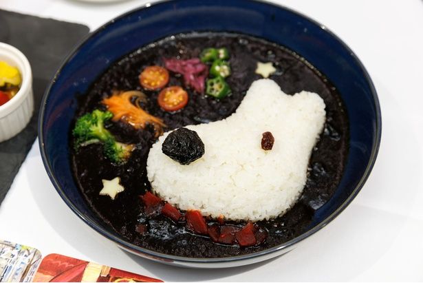 「リサのカラフルカレー」(1650円)。リサの鼻はプルーン、目はレーズンで描かれている