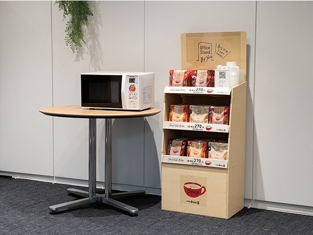 電子レンジと商品棚を設置し、導入完了