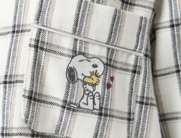 胸元のポケットには、愛されキャラ「スヌーピー」の刺しゅう