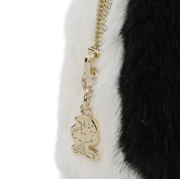 ジップアップ部分のチャーム